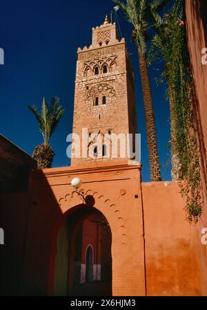 Das 77 m hohe Minarett der Koutoubia-Moschee auf der E-Seite des Abd el Moumen-Platzes in Marrakesch, Marokko, wurde 1158 von Almohade Sultan Abd el Mumene gegründet. Stockfoto