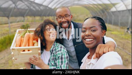 Bauernhof, Selfie und Menschen in Gewächshäusern für Gemüseernte, Landwirtschaft oder kleine Unternehmen. Nachhaltigkeit, Face oder Happy Farmer Team in der Natur für Stockfoto