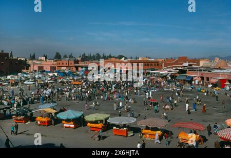 Blick auf Djmaa el Fna in der Medina (Altstadt) von Marrakesch, Marokko, vom Balkon des Cafés an der SE-Ecke des Platzes während der Siesta. Stockfoto