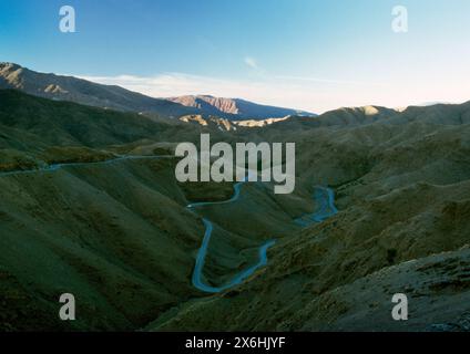 Blick auf die N9, Route nationale 9 Marrakesch nach Ouarzazate Straße, durch den Tizi-n-Tichka Pass S von Tadderte im Atlasgebirge von Marokko. Stockfoto