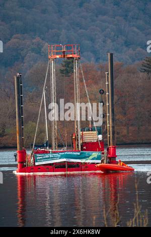 Unbehandeltes Abwasser, das in den Lake Windermere gepumpt wird. Verlegung von Rohrleitungen , um unbehandeltes Rohabwasser in den Lake Windermere zu pumpen , der 100 Meter vom Ufer entfernt liegt . Dieser Überlauf darf nur unter extremen Umständen verwendet werden . Früher ging der Überlauf in die Bowness Bay, über einen Touristenstrand, der jetzt umgeleitet und unter der Glede gepumpt wird, die vor der Küste am Cockshot Point Beauty Spot herauskommt. BBC-BERICHT: 15. Mai 2024, 00:06 BST Millionen Liter Rohabwasser wurden illegal nach einer Verwerfung in einen der berühmtesten Seen Englands gepumpt. Stockfoto