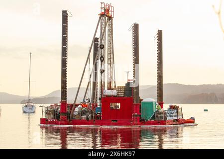 Unbehandeltes Abwasser, das in den Lake Windermere gepumpt wird. Verlegung von Rohrleitungen , um unbehandeltes Rohabwasser in den Lake Windermere zu pumpen , der 100 Meter vom Ufer entfernt liegt . Dieser Überlauf darf nur unter extremen Umständen verwendet werden . Früher ging der Überlauf in die Bowness Bay, über einen Touristenstrand, der jetzt umgeleitet und unter der Glede gepumpt wird, die vor der Küste am Cockshot Point Beauty Spot herauskommt. BBC-BERICHT: 15. Mai 2024, 00:06 BST Millionen Liter Rohabwasser wurden illegal nach einer Verwerfung in einen der berühmtesten Seen Englands gepumpt. Stockfoto