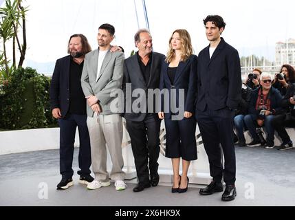 Cannes, Frankreich. Mai 2024. Die französischen Schauspieler Manuel Guillot, Raphael Quenard, Vincent Lindon, Lea Seydoux und Louis Garrel (von L bis R) posieren während eines Fotoaufrufs für den Film „Le Deuxieme Acte“ (der zweite Akt) bei der 77. Ausgabe der Filmfestspiele in Cannes, Südfrankreich, 15. Mai 2024. Die 77. Ausgabe der Filmfestspiele von Cannes wurde am Dienstag an der französischen Riviera eröffnet, in der 22 Filme um die begehrte Palme d'Or wetteiferten. Quelle: Gao Jing/Xinhua/Alamy Live News Stockfoto