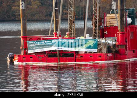 Unbehandeltes Abwasser, das in den Lake Windermere gepumpt wird. Verlegung von Rohrleitungen , um unbehandeltes Rohabwasser in den Lake Windermere zu pumpen , der 100 Meter vom Ufer entfernt liegt . Dieser Überlauf darf nur unter extremen Umständen verwendet werden . Früher ging der Überlauf in die Bowness Bay, über einen Touristenstrand, der jetzt umgeleitet und unter der Glede gepumpt wird, die vor der Küste am Cockshot Point Beauty Spot herauskommt. BBC-BERICHT: 15. Mai 2024, 00:06 BST Millionen Liter Rohabwasser wurden illegal nach einer Verwerfung in einen der berühmtesten Seen Englands gepumpt. Stockfoto