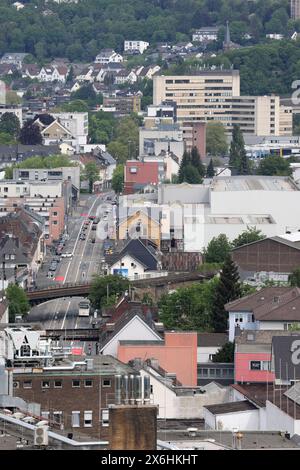 Blick ins Huettental Hüttental aus dem Schlosspark vom Oberen Schloss. Im Bild die Hagener Straße wo sich unter anderem auch die neue Umweltspur für Busse und Fahrraeder Fahrräder befinden. Die Umweltspur ist jeweils auf der Fahrbahn aussen. Fruehling Frühling im Siegerland am 15.05.2024 in Siegen/Deutschland. *** Blick ins Hüttental vom Schlosspark des Oberen Schlosses im Bild die Hagener Straße wo sich unter anderem die neue Umweltspur für Busse und Fahrräder befindet der Umweltspur befindet sich immer außerhalb der Fahrbahn Spring in S Stockfoto