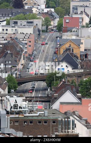 Blick ins Huettental Hüttental aus dem Schlosspark vom Oberen Schloss. Im Bild die Hagener Straße wo sich unter anderem auch die neue Umweltspur für Busse und Fahrraeder Fahrräder befinden. Die Umweltspur ist jeweils auf der Fahrbahn aussen. Fruehling Frühling im Siegerland am 15.05.2024 in Siegen/Deutschland. *** Blick ins Hüttental vom Schlosspark des Oberen Schlosses im Bild die Hagener Straße wo sich unter anderem die neue Umweltspur für Busse und Fahrräder befindet der Umweltspur befindet sich immer außerhalb der Fahrbahn Spring in S Stockfoto