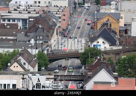 Blick ins Huettental Hüttental aus dem Schlosspark vom Oberen Schloss. Im Bild die Hagener Straße wo sich unter anderem auch die neue Umweltspur für Busse und Fahrraeder Fahrräder befinden. Die Umweltspur ist jeweils auf der Fahrbahn aussen. Fruehling Frühling im Siegerland am 15.05.2024 in Siegen/Deutschland. *** Blick ins Hüttental vom Schlosspark des Oberen Schlosses im Bild die Hagener Straße wo sich unter anderem die neue Umweltspur für Busse und Fahrräder befindet der Umweltspur befindet sich immer außerhalb der Fahrbahn Spring in S Stockfoto