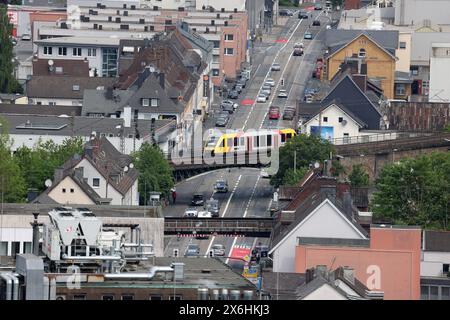 Blick ins Huettental Hüttental aus dem Schlosspark vom Oberen Schloss. Im Bild die Hagener Straße wo sich unter anderem auch die neue Umweltspur für Busse und Fahrraeder Fahrräder befinden. Die Umweltspur ist jeweils auf der Fahrbahn aussen. Fruehling Frühling im Siegerland am 15.05.2024 in Siegen/Deutschland. *** Blick ins Hüttental vom Schlosspark des Oberen Schlosses im Bild die Hagener Straße wo sich unter anderem die neue Umweltspur für Busse und Fahrräder befindet der Umweltspur befindet sich immer außerhalb der Fahrbahn Spring in S Stockfoto