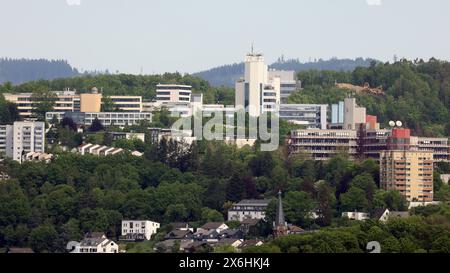 Blick ins Huettental Hüttental aus dem Schlosspark vom Oberen Schloss. Blick zur Universitaet Universität. Fruehling Frühling im Siegerland am 15.05.2024 in Siegen/Deutschland. *** Blick ins Hüttental vom Schlosspark vom Oberen Schlosspark zur Universitätsuniversität Frühjahrsfrühling im Siegerland am 15. 05 2024 in Siegen Stockfoto