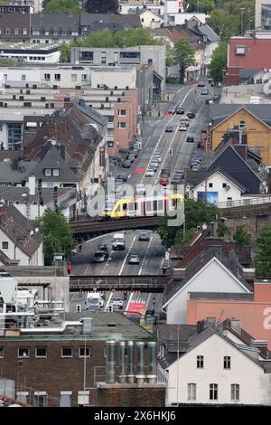 Blick ins Huettental Hüttental aus dem Schlosspark vom Oberen Schloss. Im Bild die Hagener Straße wo sich unter anderem auch die neue Umweltspur für Busse und Fahrraeder Fahrräder befinden. Die Umweltspur ist jeweils auf der Fahrbahn aussen. Fruehling Frühling im Siegerland am 15.05.2024 in Siegen/Deutschland. *** Blick ins Hüttental vom Schlosspark des Oberen Schlosses im Bild die Hagener Straße wo sich unter anderem die neue Umweltspur für Busse und Fahrräder befindet der Umweltspur befindet sich immer außerhalb der Fahrbahn Spring in S Stockfoto