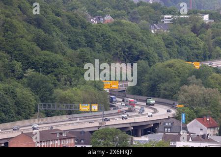 Blick ins Huettental Hüttental aus dem Schlosspark vom Oberen Schloss. Blick auf die Huettentalstraße Hüttentalstraße. Fruehling Frühling im Siegerland am 15.05.2024 in Siegen/Deutschland. *** Blick ins Hüttental vom Schlosspark des Oberen Schlosses Blick auf die Hüttentalstraße Hüttentalstraße Frühling im Siegerland am 15 05 2024 in Siegen Deutschland Stockfoto