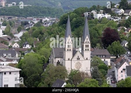 Blick ins Huettental Hüttental aus dem Schlosspark vom Oberen Schloss. Im Bild die St. Michael-Kirche. Fruehling Frühling im Siegerland am 15.05.2024 in Siegen/Deutschland. *** Blick ins Hüttental vom Schlosspark des Oberschlosses im Bild die Michaelskirche im Siegerland am 15. 05 2024 in Siegen Stockfoto