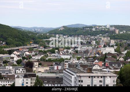 Blick ins Huettental Hüttental aus dem Schlosspark vom Oberen Schloss. Fruehling Frühling im Siegerland am 15.05.2024 in Siegen/Deutschland. *** Blick in das Hüttental vom Schlosspark der Oberen Schlossquelle im Siegerland am 15. 05 2024 in Siegen Stockfoto