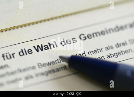 Stuttgart, Deutschland. Mai 2024. Auf dem Tisch liegt ein Stimmzettel für die Wahl der Vertreter des gemeinderates. Quelle: Bernd Weißbrod/dpa/Alamy Live News Stockfoto