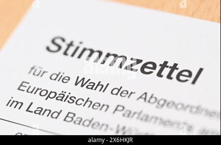 Stuttgart, Deutschland. Mai 2024. Ein Stimmzettel für die Wahlen zum Europäischen Parlament liegt auf dem Tisch. Quelle: Bernd Weißbrod/dpa/Alamy Live News Stockfoto