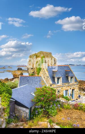 Wunderschöner Blick auf ein traditionelles französisches Landhaus in der Bretagne, Frankreich, im Sommer mit blauem Himmel Stockfoto