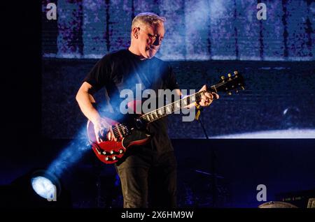 Bernard Sumner von New Order trat beim Release Athens Festival in Plateia Nerou/Griechenland im Juni 2019 auf Stockfoto