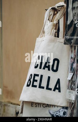 Tasche mit der Inschrift Ciao Bella in Rom. Übersetzung: „Hallo schön“ Stockfoto