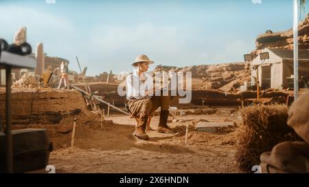 Archäologische Ausgrabungsstätte: Große Einflussreiche Weibliche Archäologin, Die Forschung, Mit Laptop, Analyse Gefundener Artefakte Der Antiken Zivilisation, Die In Der Nähe Liegen. Berühmtes Historisches Werk Stockfoto