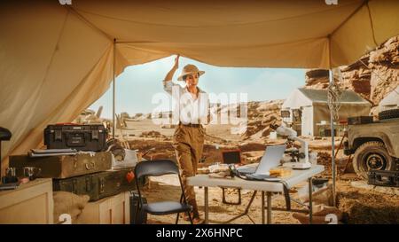 Archäologische Ausgrabungsstätte: Berühmte Archäologin forscht und betritt das Field Camp zur Analyse von Artefakten der Kultur der Antike. Ein Team von Historikern arbeitet an der Ausgrabungsstätte Stockfoto