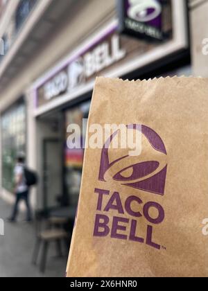 15. Mai 2024, Großbritannien, London: Das Taco Bell-Logo ist auf Verpackungen außerhalb einer Filiale der Londoner Kette zu sehen. Die US-amerikanische Fastfood-Kette Taco Bell expandiert in den deutschen Markt. Das erste Restaurant in Berlin eröffnet diesen Sommer, weitere folgen. Foto: Julia Kilian/dpa Stockfoto