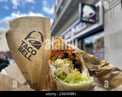 15. Mai 2024, Großbritannien, London: Das Taco Bell Logo und ein Burrito sind außerhalb eines Zweigs der Kette in London zu sehen. Die US-amerikanische Fastfood-Kette Taco Bell expandiert in den deutschen Markt. Das erste Restaurant wird diesen Sommer in Berlin eröffnet, weitere folgen. Foto: Julia Kilian/dpa Stockfoto