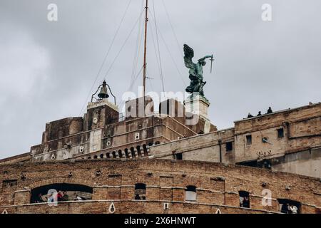 Rom, Italien - 27.12.2023: Engelsburg in Rom an einem bewölkten Dezembertag Stockfoto