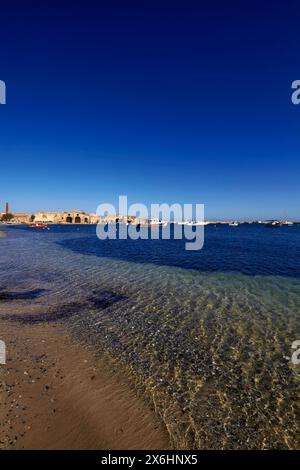 Italien, Sizilien, Marzamemi (Provinz Siracusa), Angelboote/Fischerboote in den Hafen und das alte Fabrikgebäude der Thunfisch Angeln Stockfoto