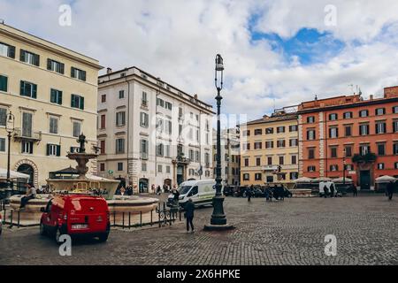 Rom, Italien - 27.12.2023: Straßen im Zentrum von Rom an einem Dezembertag Stockfoto