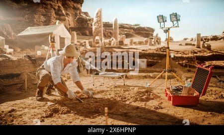 Archäologische Ausgrabungsstätte: Großartige weibliche Archäologin Arbeit an der Ausgrabungsstätte, Säubern von kulturellen Artefakten mit Pinsel und Werkzeugen. Entdeckung des Tempels der antiken Zivilisation, Architektur, fossile Überreste Stockfoto