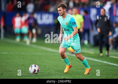 Antonio Latorre „Lato“ von RCD Mallorca mit dem Ball während des LaLiga EA Sports Matches zwischen CA Osasuna und RCD Mallorca im El Sadar Stadium im Mai Stockfoto