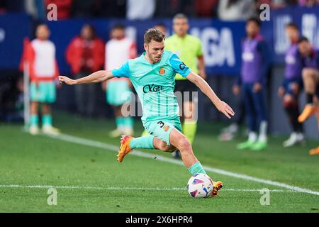 Antonio Latorre „Lato“ von RCD Mallorca mit dem Ball während des LaLiga EA Sports Matches zwischen CA Osasuna und RCD Mallorca im El Sadar Stadium im Mai Stockfoto