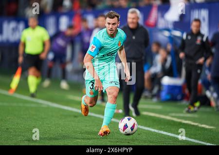 Antonio Latorre „Lato“ von RCD Mallorca mit dem Ball während des LaLiga EA Sports Matches zwischen CA Osasuna und RCD Mallorca im El Sadar Stadium im Mai Stockfoto