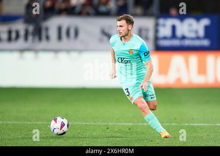 Antonio Latorre „Lato“ von RCD Mallorca mit dem Ball während des LaLiga EA Sports Matches zwischen CA Osasuna und RCD Mallorca im El Sadar Stadium im Mai Stockfoto