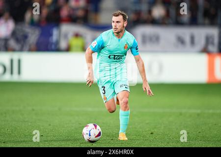 Antonio Latorre „Lato“ von RCD Mallorca mit dem Ball während des LaLiga EA Sports Matches zwischen CA Osasuna und RCD Mallorca im El Sadar Stadium im Mai Stockfoto