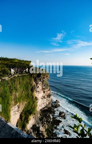 Anzeigen von Uluwatu Klippe mit Pavillon und dem blauen Meer in Bali, Indonesien. Stockfoto