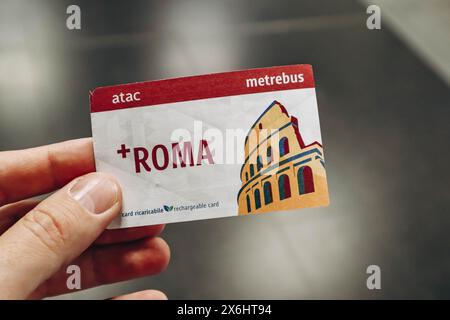 Rom, Italien - 27.12.2023: Karte für die Fahrt mit der U-Bahn in Rom in der Hand eines Mannes Stockfoto