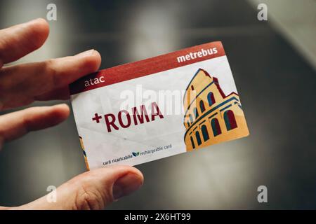 Rom, Italien - 27.12.2023: Karte für die Fahrt mit der U-Bahn in Rom in der Hand eines Mannes Stockfoto