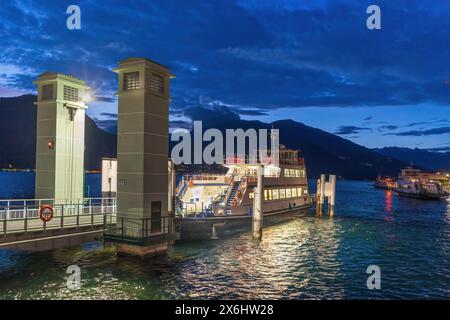 Auto und Passagierfähre auf dem Comer See Itlay Stockfoto
