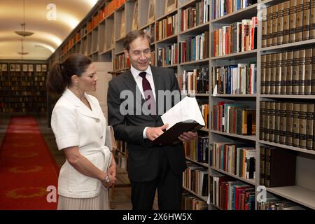 Stockholm, Schweden. Mai 2024. Kronprinzessin Victoria von Schweden nimmt am Mittwoch, den 15. Mai 2024, an der schwedischen Akademie in Stockholm Teil. Hier wird die Kronprinzessin zusammen mit Mats Malm, dem Ständigen Sekretär der Schwedischen Akademie, gesehen. Foto: Anders Wiklund/TT/Code 10040 Credit: TT News Agency/Alamy Live News Stockfoto