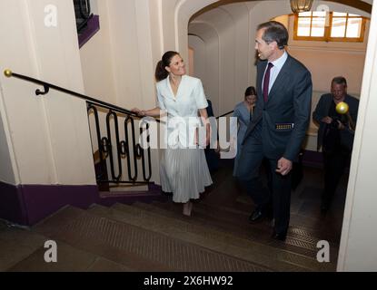 Stockholm, Schweden. Mai 2024. Kronprinzessin Victoria von Schweden nimmt am Mittwoch, den 15. Mai 2024, an der schwedischen Akademie in Stockholm Teil. Hier wird die Kronprinzessin zusammen mit Mats Malm, dem Ständigen Sekretär der Schwedischen Akademie, gesehen. Foto: Anders Wiklund/TT/Code 10040 Credit: TT News Agency/Alamy Live News Stockfoto