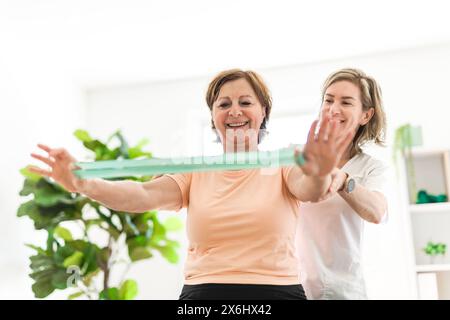 Physiotherapeuten arbeiten mit älteren Patienten in der Klinik Stockfoto