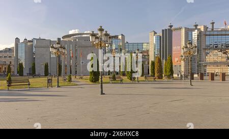 Skopje, Nordmakedonien - 23. Oktober 2023: Mini Park vor dem Holocaust Memorial Center Museum und RLDatix Sowtware Company Building. Stockfoto