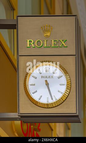 Thessaloniki, Griechenland - 22. Oktober 2023: Luxusschmuck Rolex Uhr und Omega Store Gofas am Aristotelous Square. Stockfoto