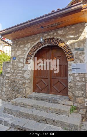 Ohrid, Nordmakedonien - 23. Oktober 2023: Eingang zur Kirche des Heiligen Nikolaus Gerakomija in der Kosta Abrash Straße in der Altstadt. Stockfoto