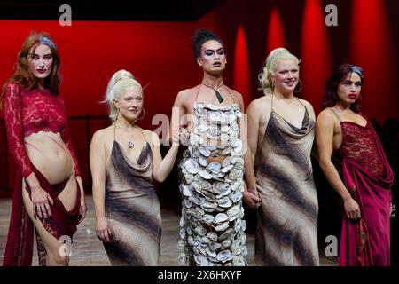 Sydney, Australien. Mai 2024. Die Designer Katie-Louise Nicol-Ford (2. L) und Lilian Nicol-Ford (2. R) posieren mit Models nach der Nicol & Ford Show während der Australian Fashion Week 2024 bei Carriageworks am 15. Mai 2024 in Sydney, Australien Credit: IOIO IMAGES/Alamy Live News Stockfoto