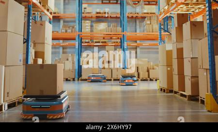 Future Technology 3D-Konzept: Automatisierte moderne Einzelhandelslager-AGV-Roboter, die Kartonagen im Logistikzentrum transportieren. Automatisierte Geführte Fahrzeuge, Die Waren, Produkte, Pakete Liefern Stockfoto
