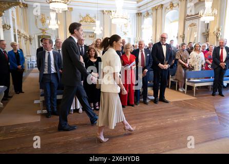 Stockholm, Schweden. Mai 2024. Kronprinzessin Victoria von Schweden nimmt am Mittwoch, den 15. Mai 2024, an der schwedischen Akademie in Stockholm Teil. Hier wird die Kronprinzessin zusammen mit Mats Malm, dem Ständigen Sekretär der Schwedischen Akademie, gesehen. Foto: Anders Wiklund/TT/Code 10040 Credit: TT News Agency/Alamy Live News Stockfoto