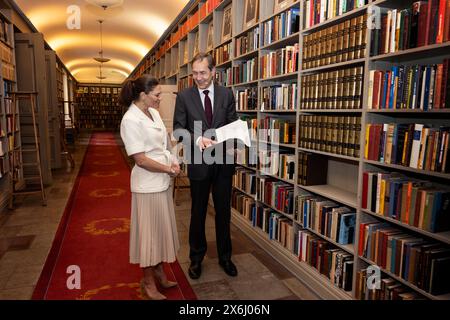 Stockholm, Schweden. Mai 2024. Kronprinzessin Victoria von Schweden nimmt am Mittwoch, den 15. Mai 2024, an der schwedischen Akademie in Stockholm Teil. Hier wird die Kronprinzessin zusammen mit Mats Malm, dem Ständigen Sekretär der Schwedischen Akademie, gesehen. Foto: Anders Wiklund/TT/Code 10040 Credit: TT News Agency/Alamy Live News Stockfoto