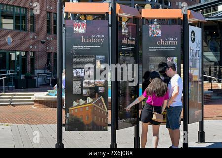 Alexandria, Virginia, USA - 1. Mai 2024: Zwei Besucher lesen touristische Informationen über die Geschichte der Stadt Alexandria Stockfoto